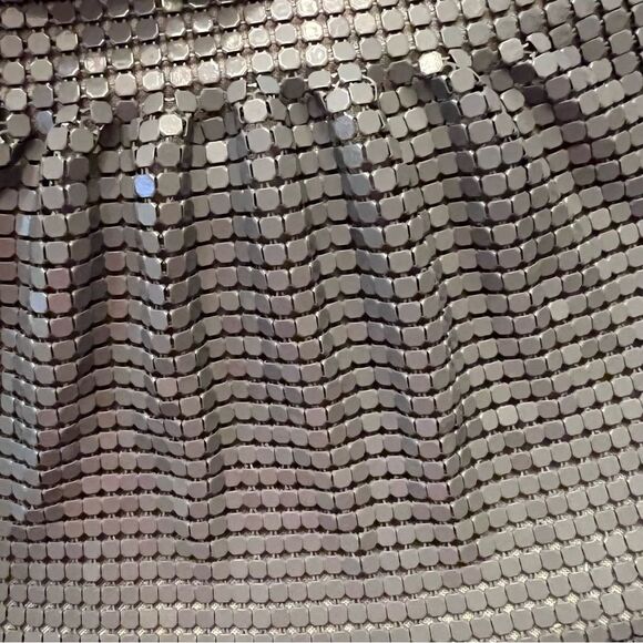 Grey Metal Mesh Evening Bag w/metal handle EYE CATCHIING! Satin interior - Picture 4 of 15